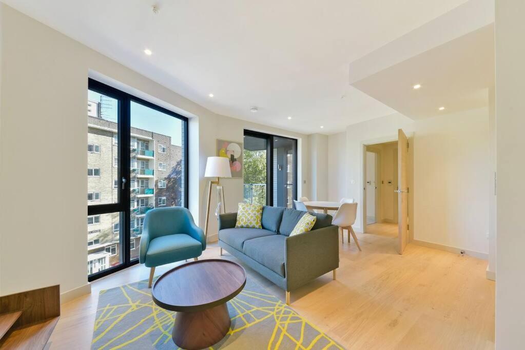 Lägenhet Stunning, Spacious With A Balcony London
