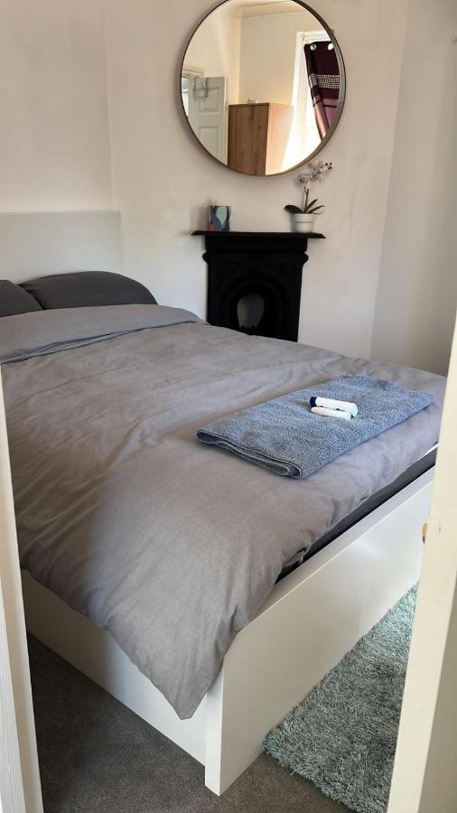 Complete 1 Bedroom With Wi-fi, Kitchen, Tv In Heart Of Chiswick, Londen