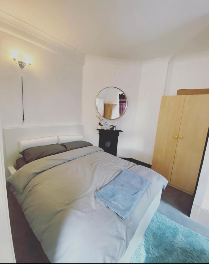 Complete 1 Bedroom With Wi-fi, Kitchen, Tv In Heart Of Chiswick, * Londen