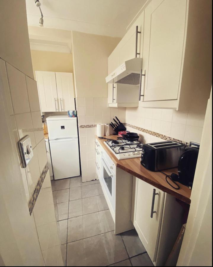 Complete 1 Bedroom With Wi-fi, Kitchen, Tv In Heart Of Chiswick, Londen