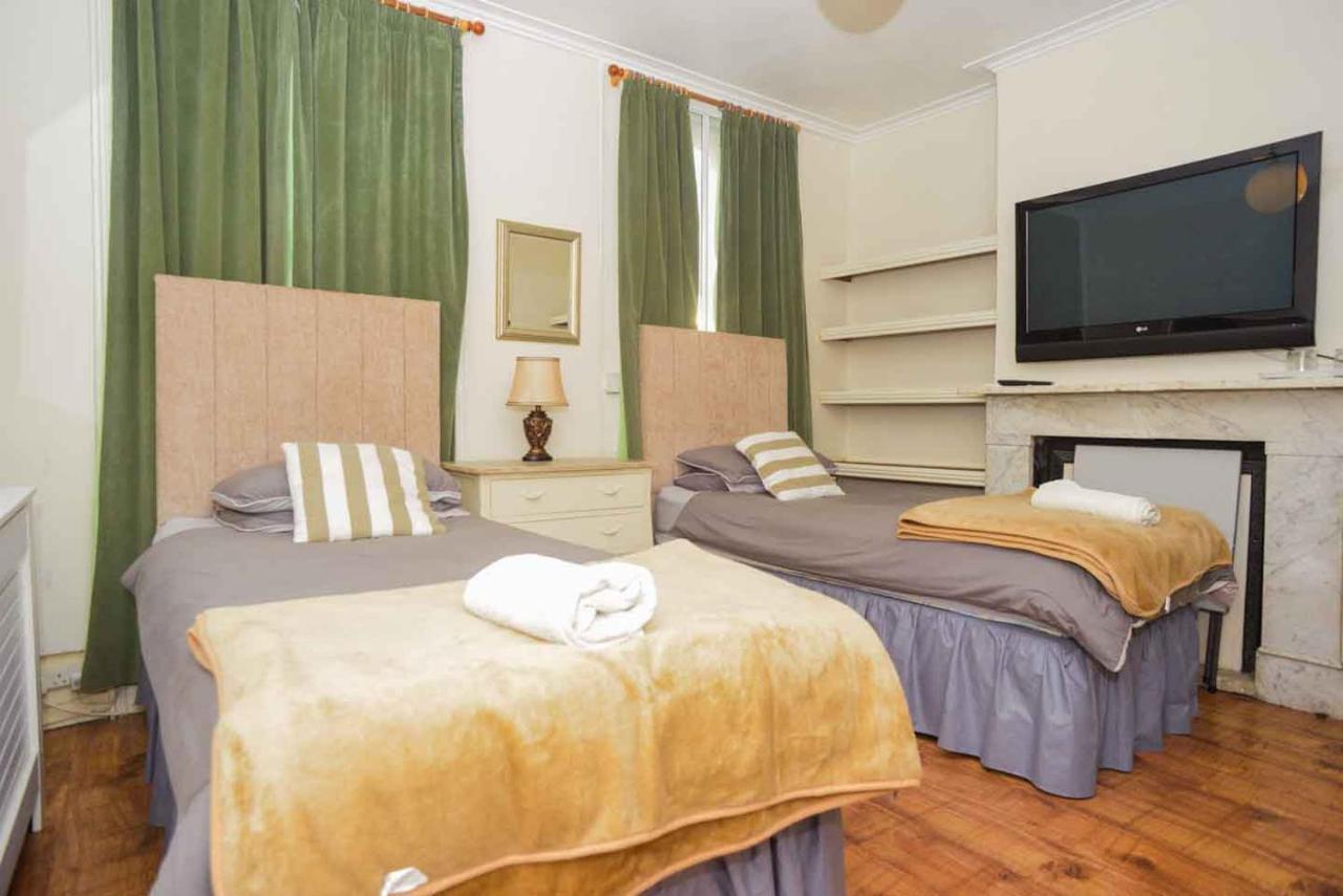 Homestay Pedro Host Family London