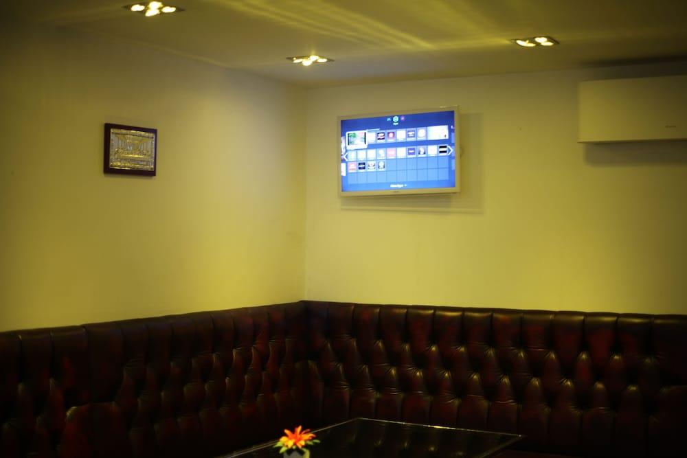 Hotel Exhibition Court 4 2*