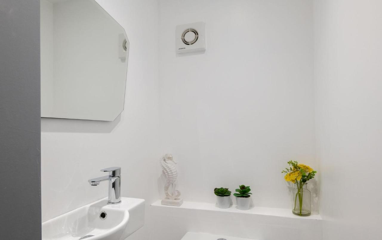 Spacious And Modern 4 Bed Next To Borough Station Apartment London