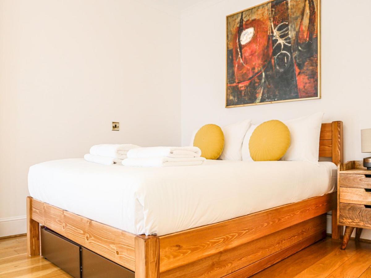 Holiday home Pass The Keys Stylish 3 Bedroom House In A Quiet Mews By Tube London