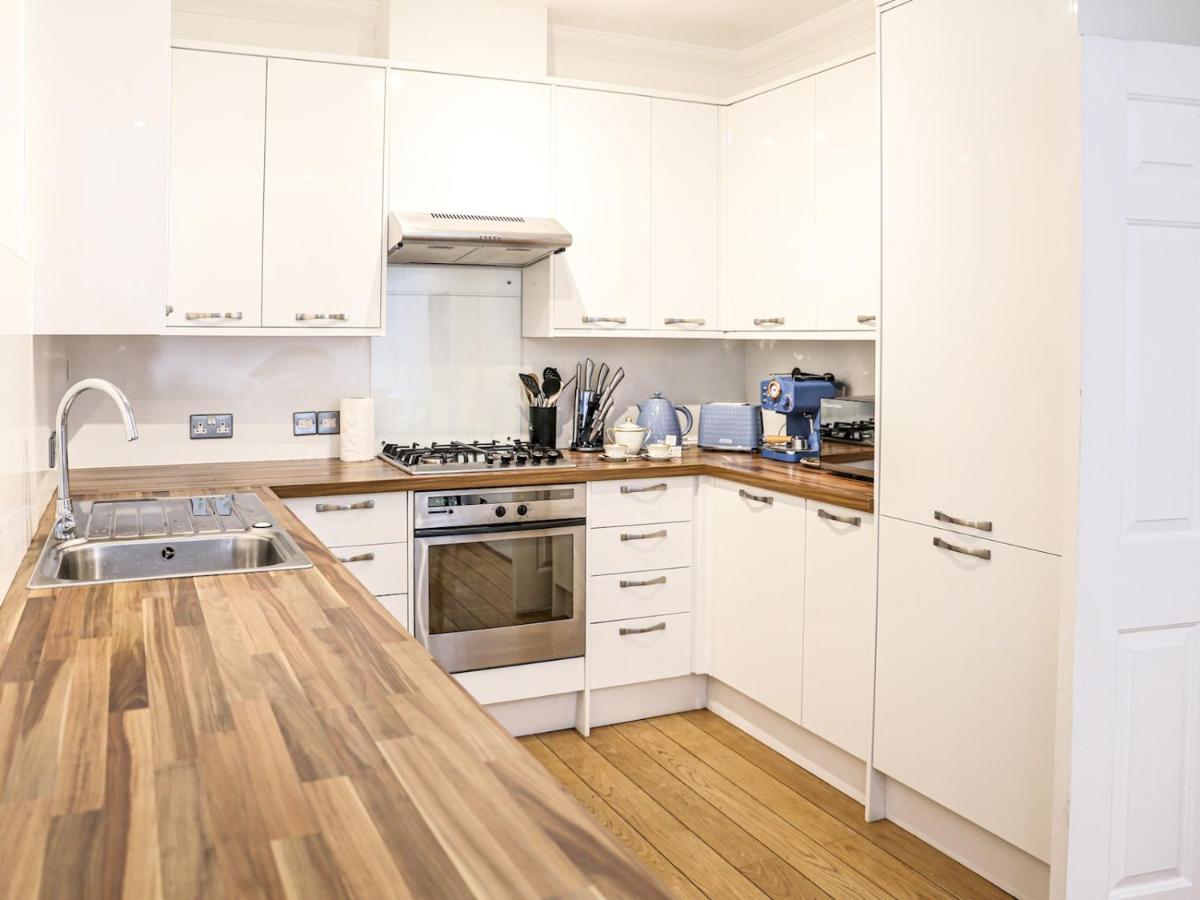 Pass The Keys Stylish 3 Bedroom House In A Quiet Mews By Tube Holiday home *