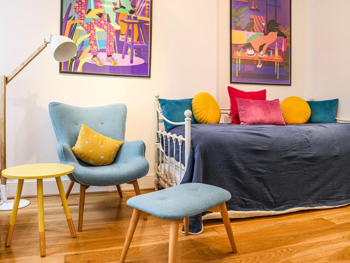Pass The Keys Stylish 3 Bedroom House In A Quiet Mews By Tube Holiday home *