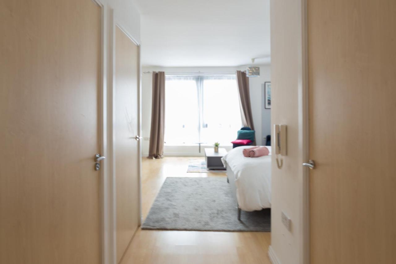 Modern Spacious Close To Station Leilighet *