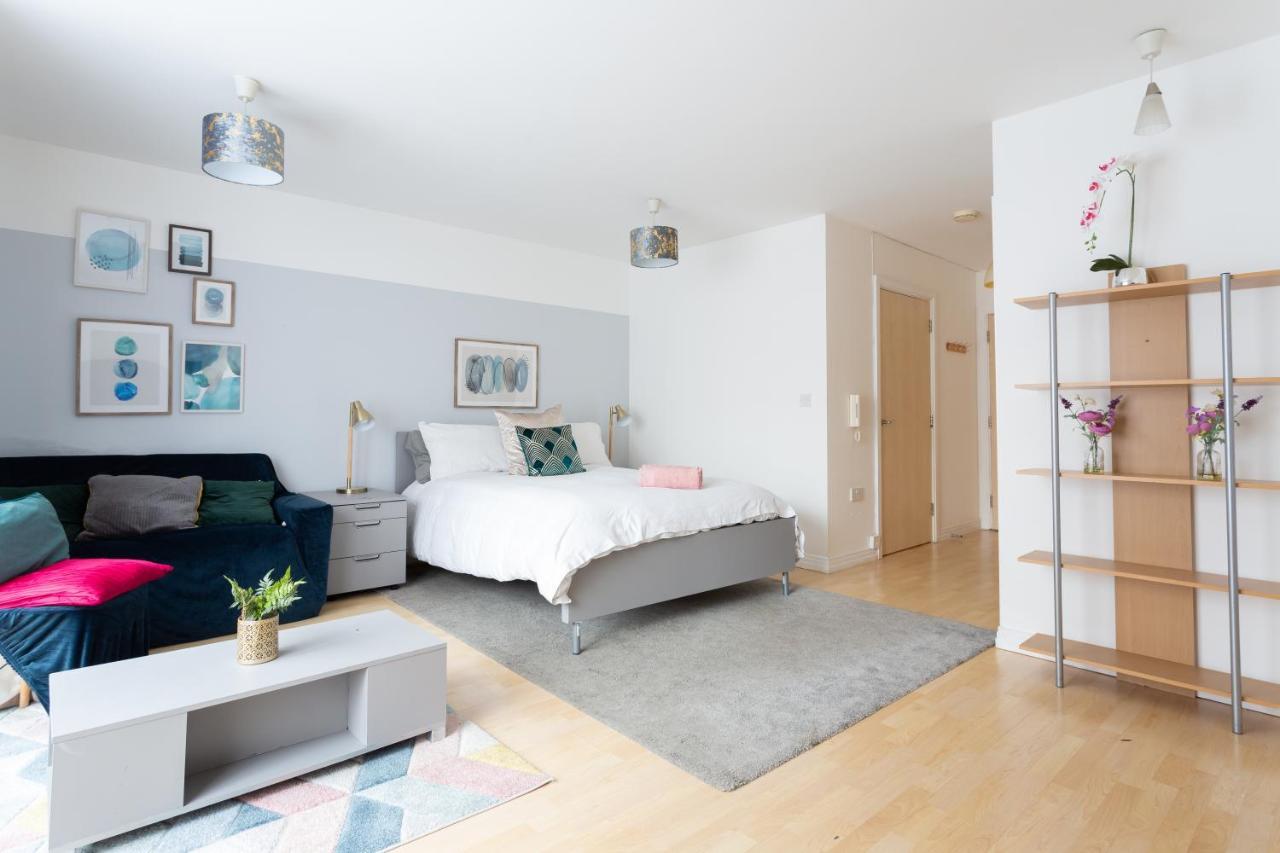 Modern Spacious Close To Station London