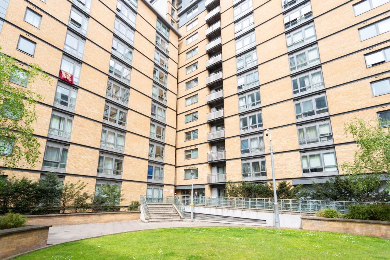 Modern Spacious Close To Station Leilighet