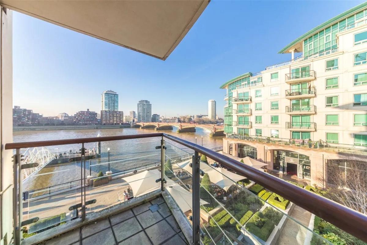 Panoramic Riverside Facing - 2 Bed - 2 Bath - 2 Balconies - In Nine Elms Appartement Londen