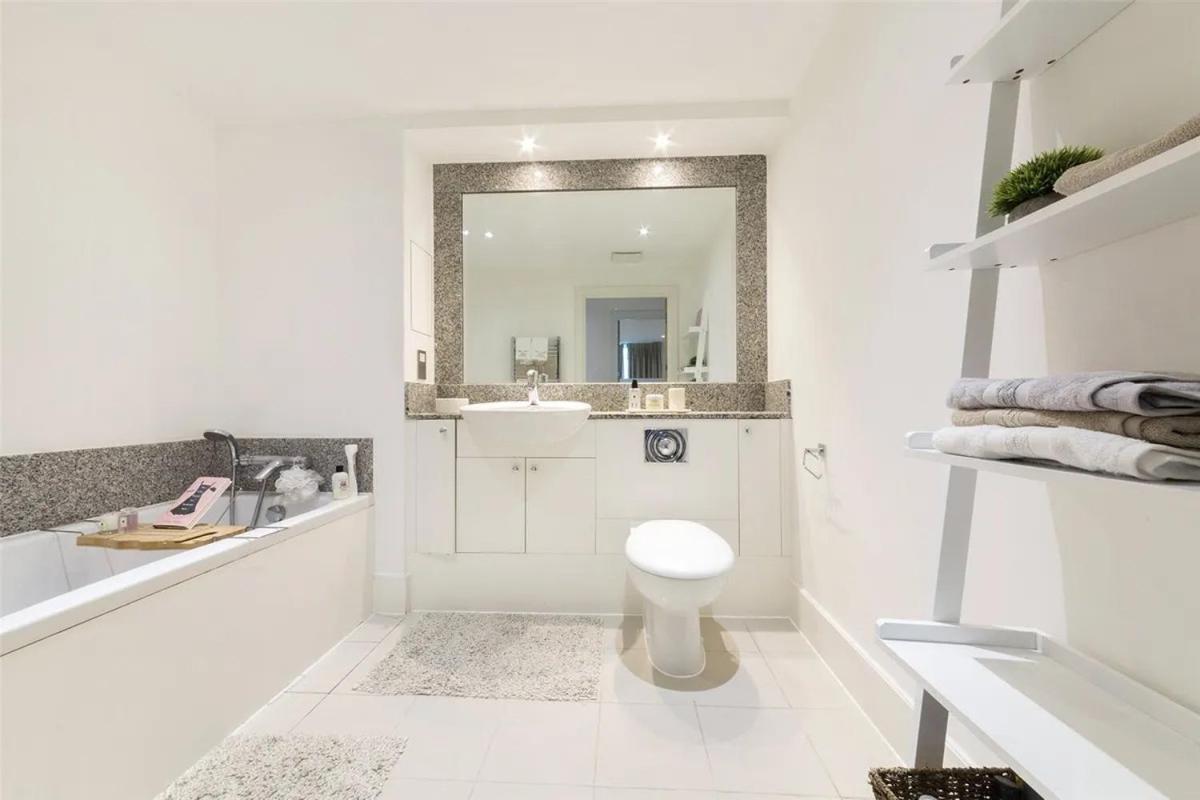 Panoramic Riverside Facing - 2 Bed - 2 Bath - 2 Balconies - In Nine Elms * Londen