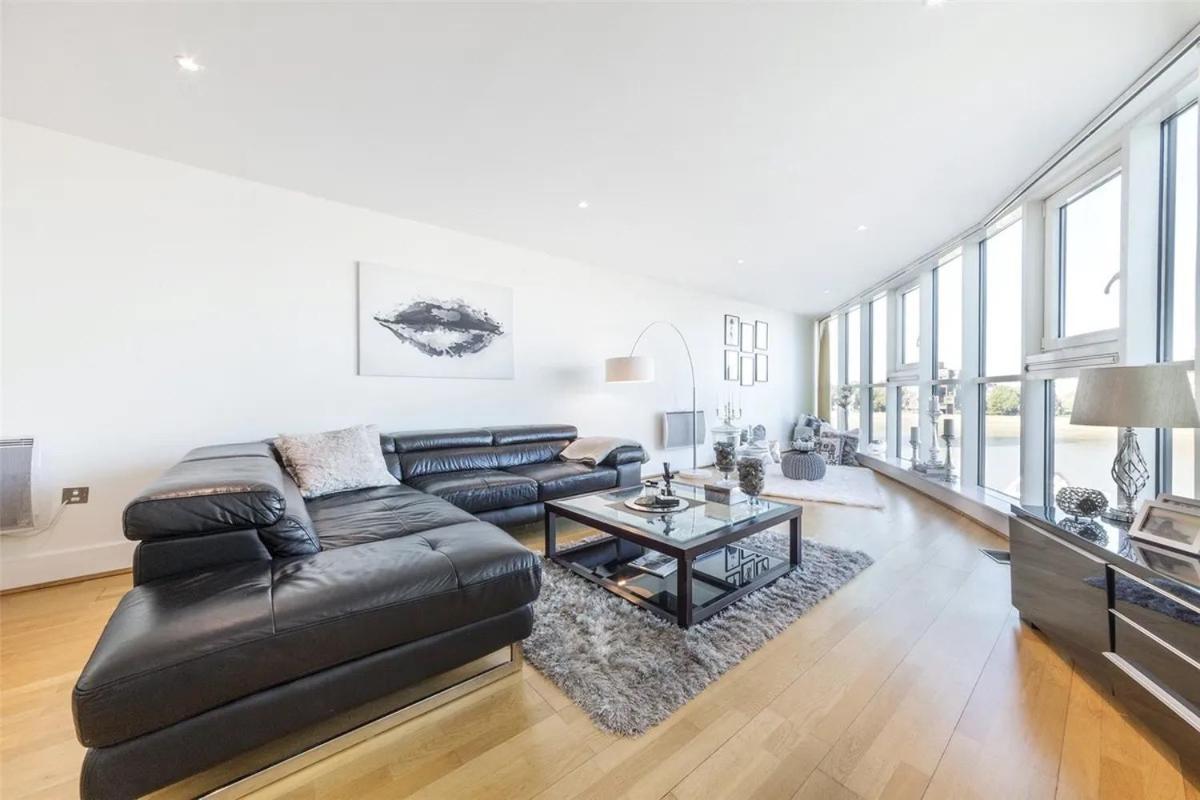 Panoramic Riverside Facing - 2 Bed - 2 Bath - 2 Balconies - In Nine Elms * Londen