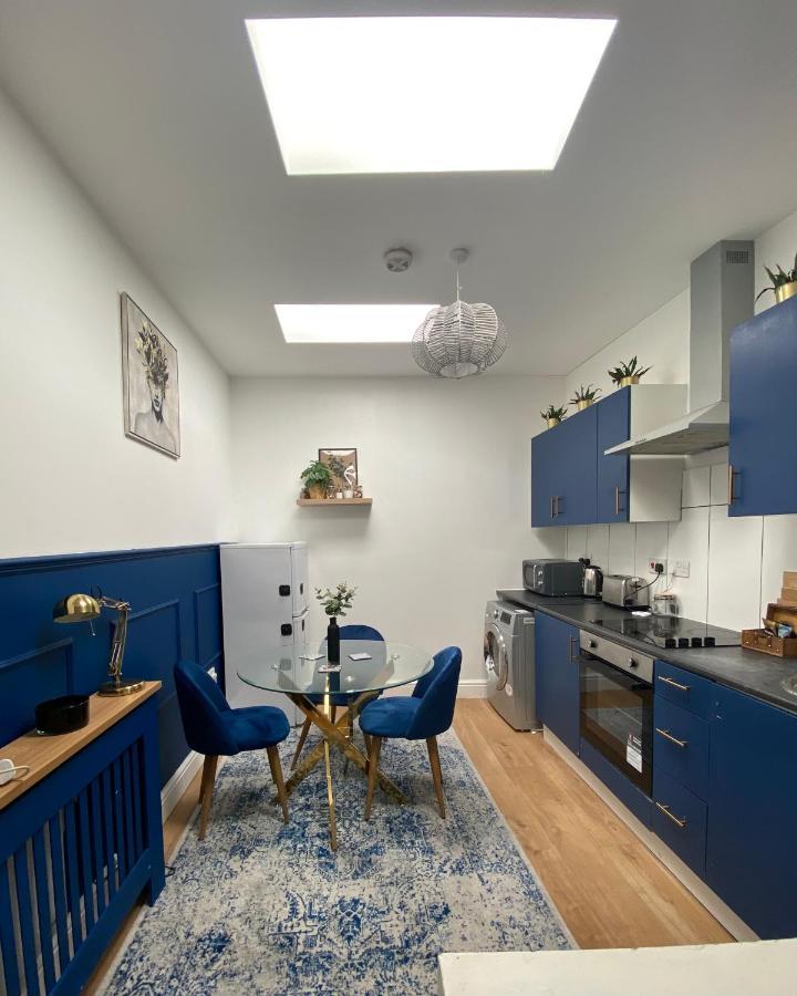 Large 1 Bed Serviced Apartment In The Town Centre *