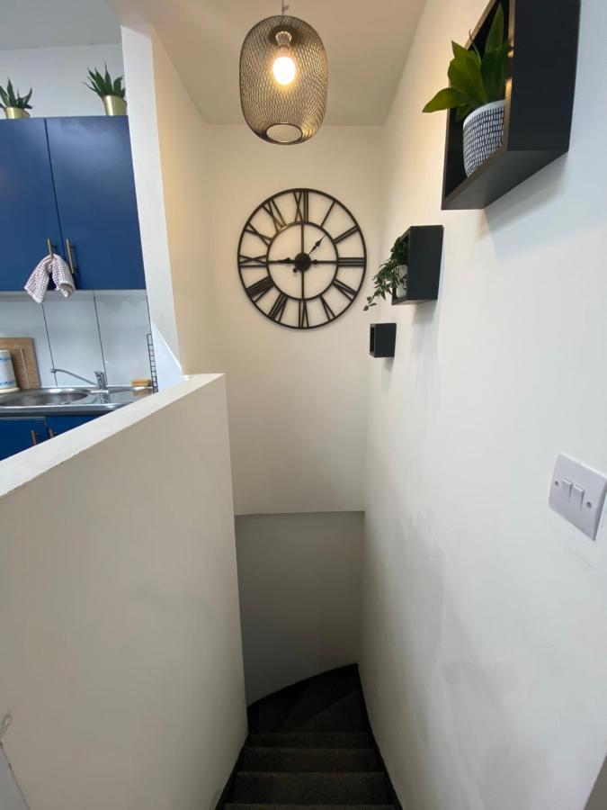 Large 1 Bed Serviced Apartment In The Town Centre Appartement Londen