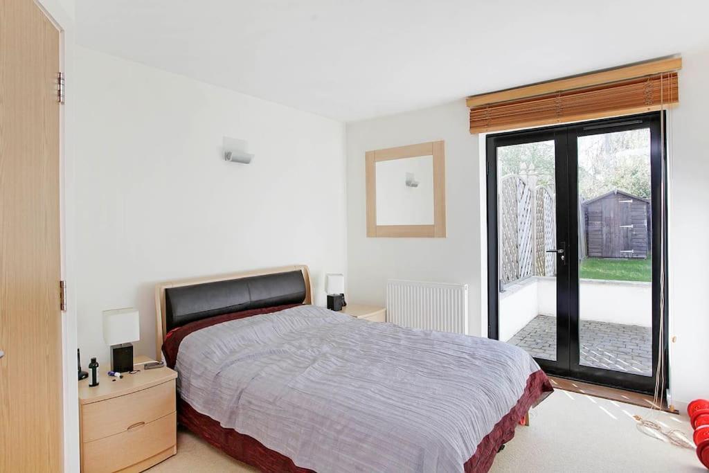 Garden Flat, Wimbledon & Parking, Close To Tennis * Londra