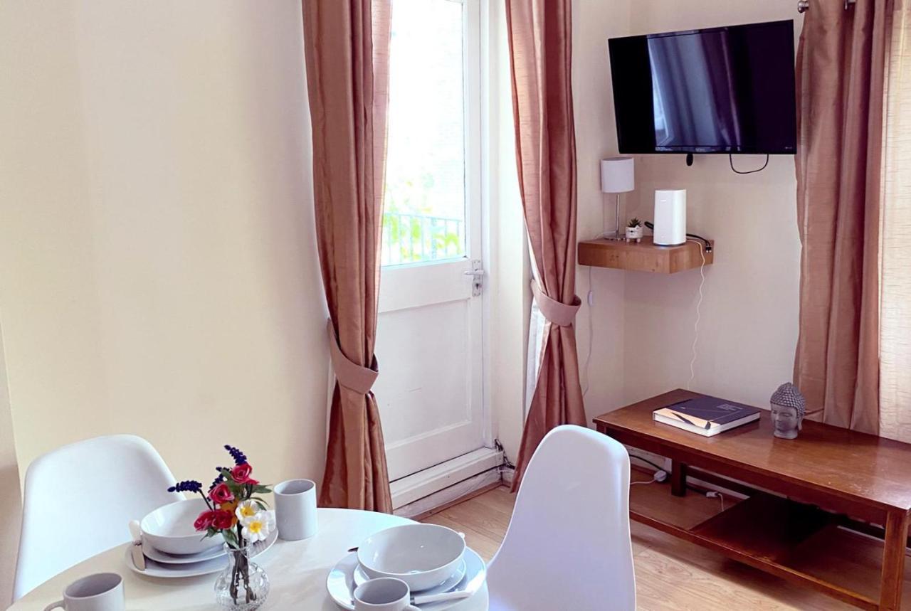 Appartement Spacious 1-bedroom Flat With Private Balcony, Patio, And Traditional Decor In Prime Chelsea Location Londen