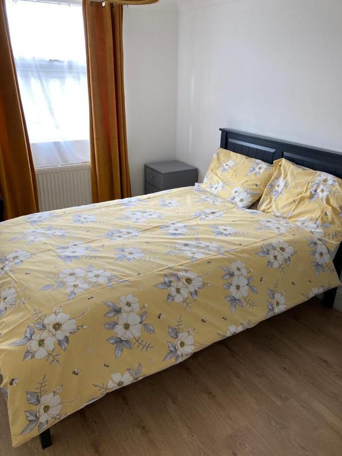 Snug 5-bedroom Residential In Great * Londres