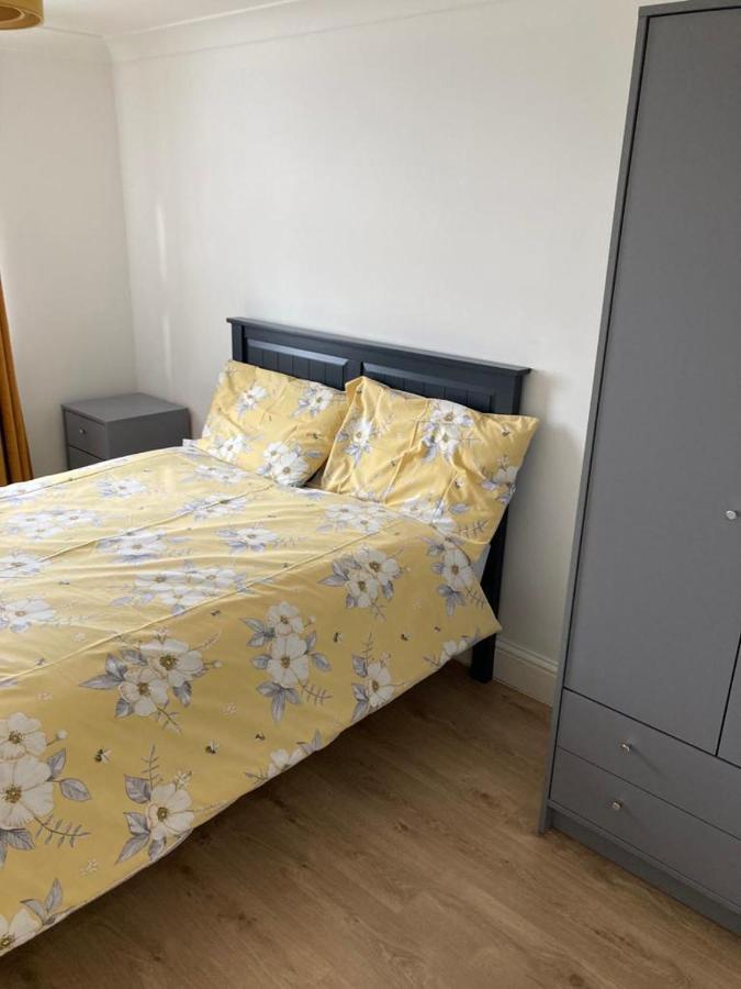 Snug 5-bedroom Residential In Great Lejlighed London