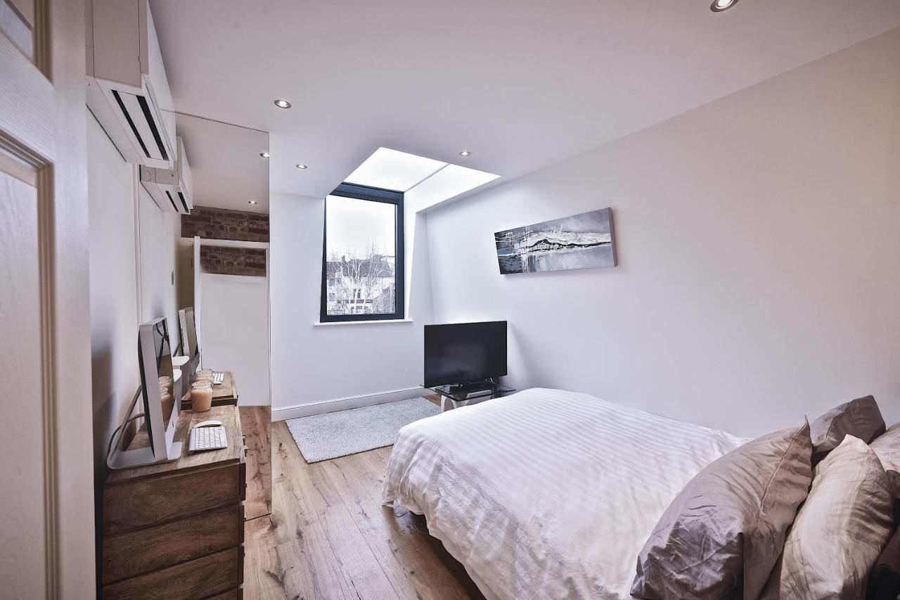 Modern Bedroom In !! Londres