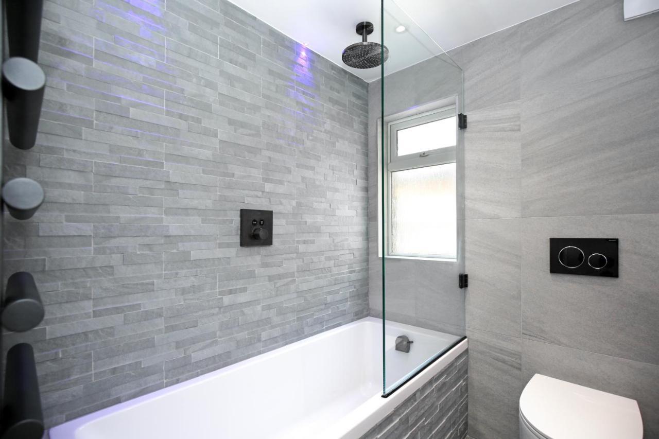 Modern Bedroom In !! Londres
