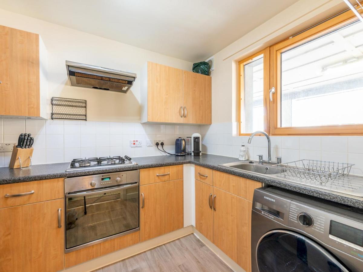 Pass The Keys Cozy With Private Balcony In Whitechapel Apartment