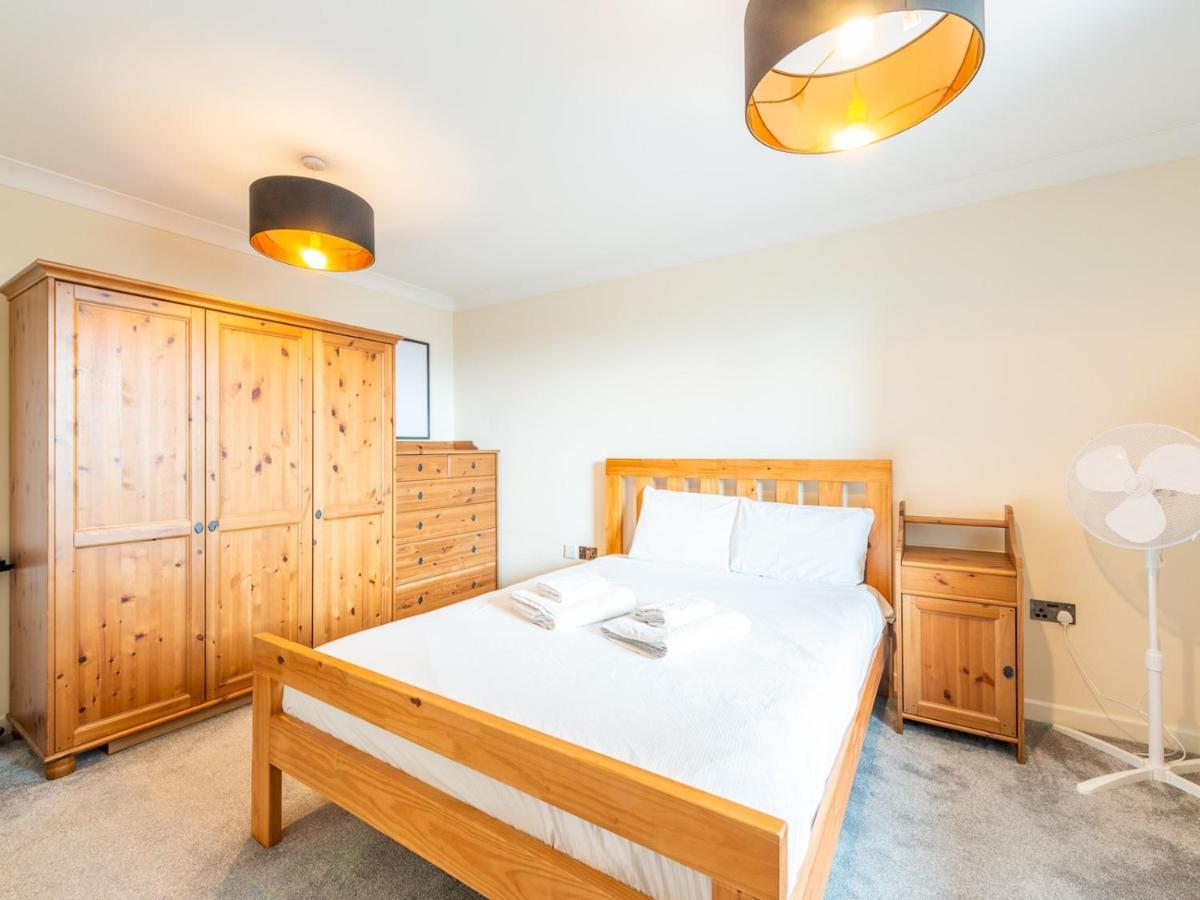 Pass The Keys Cozy With Private Balcony In Whitechapel Apartment