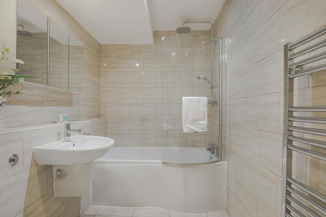Apartment Oxford Gardens London