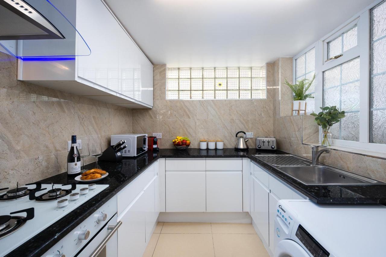 Spacious 4 Bedroom House Next To Kensington Palace * Londen