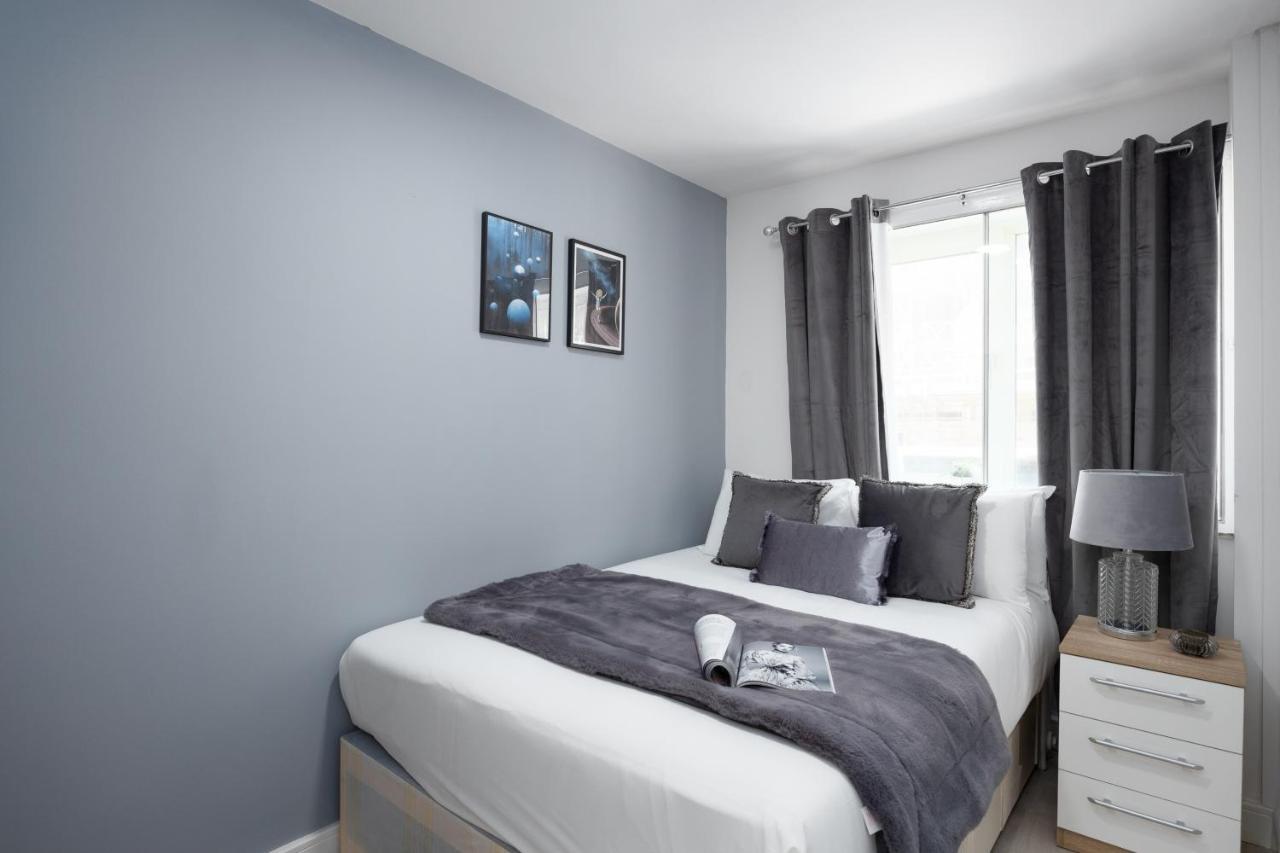 Spacious 4 Bedroom House Next To Kensington Palace Apartment