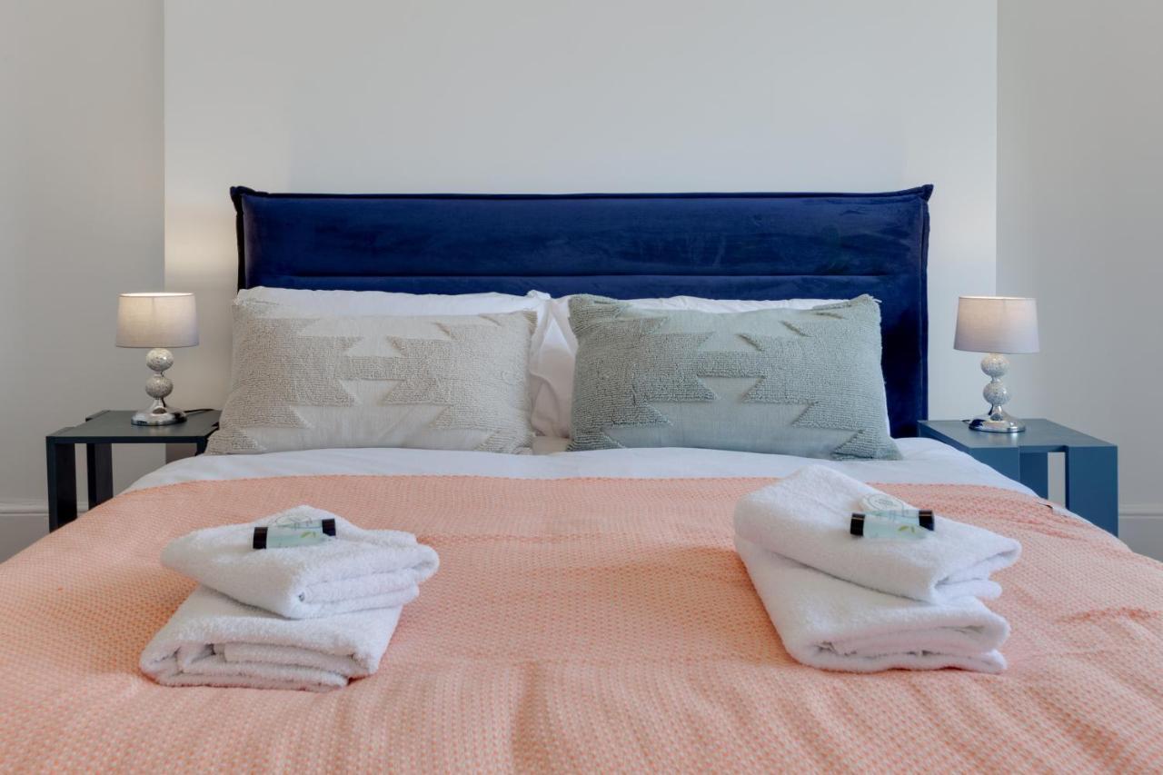 By Rehoboth - M'nuchah - Camden Road * London