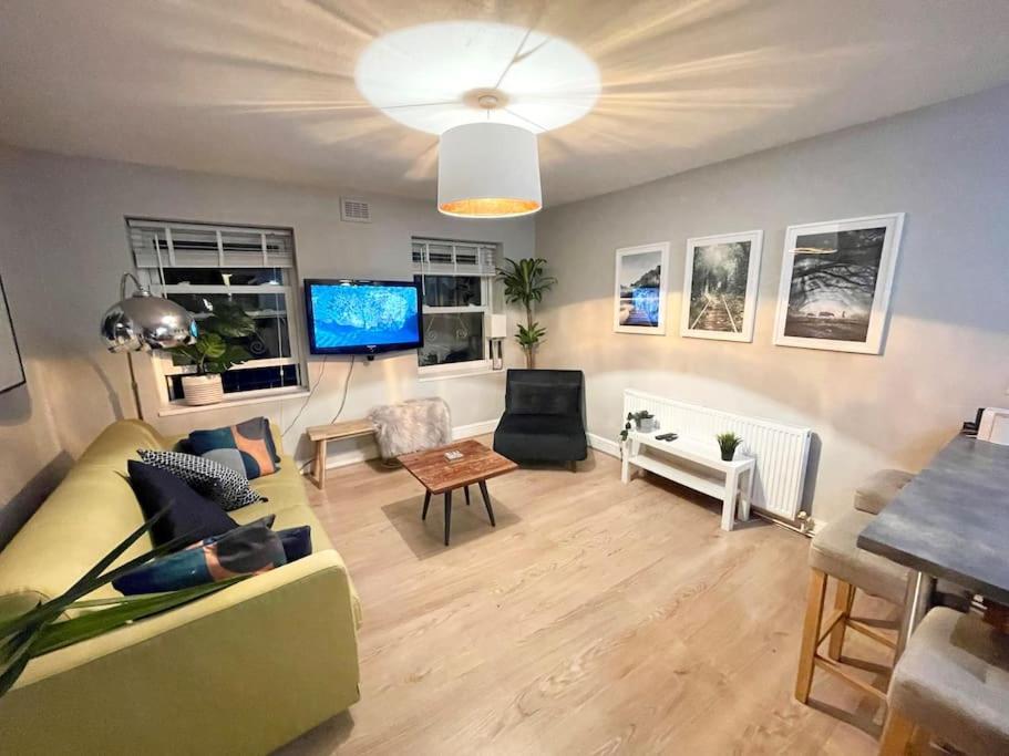 *new* Beautiful 2 Bedroom House In Location Leilighet
