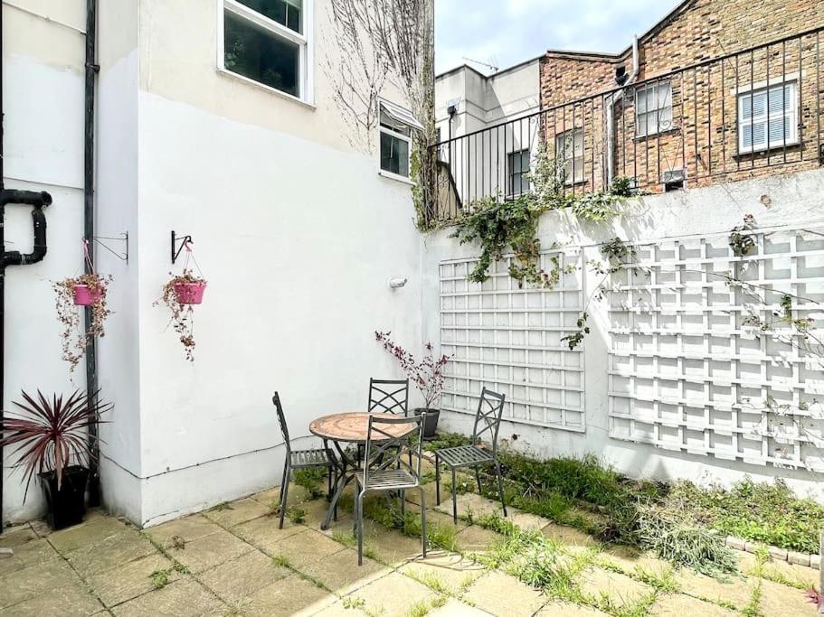 *new* Beautiful 2 Bedroom House In Location Leilighet