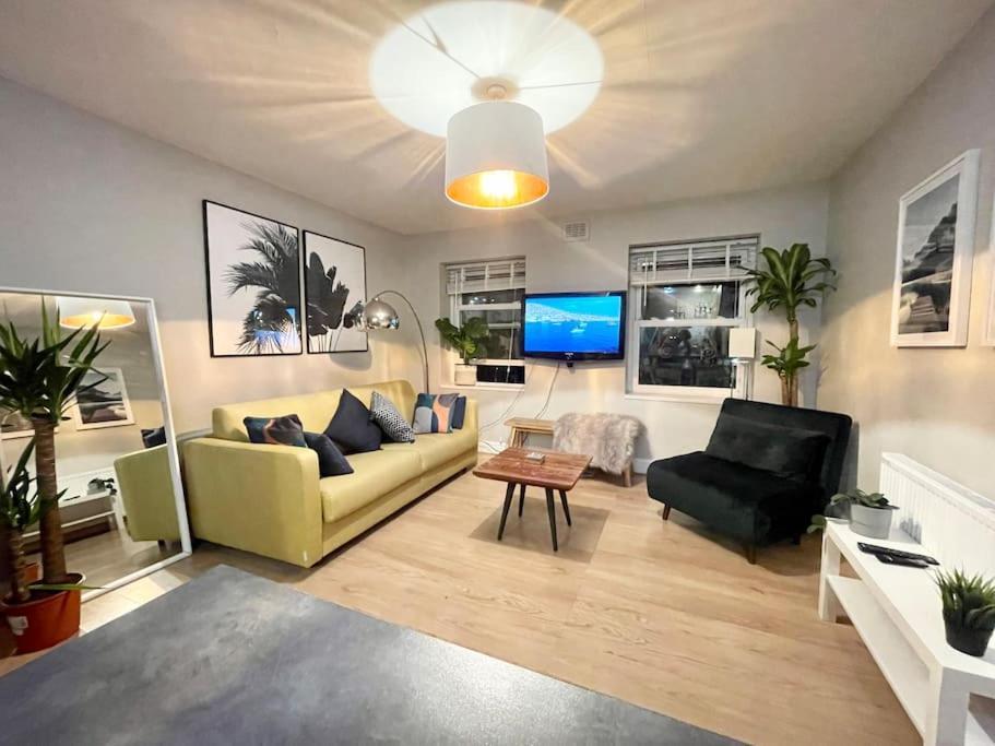 *new* Beautiful 2 Bedroom House In Location Leilighet London