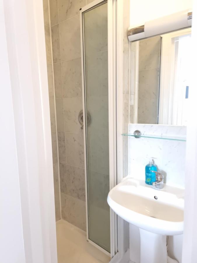 F20- 4th Floor Studio Fits 2 Near Paddington * Londra
