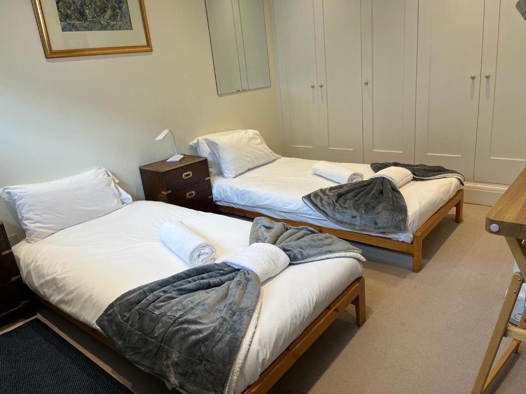 Serene Townhouse With Parking Feriehus London