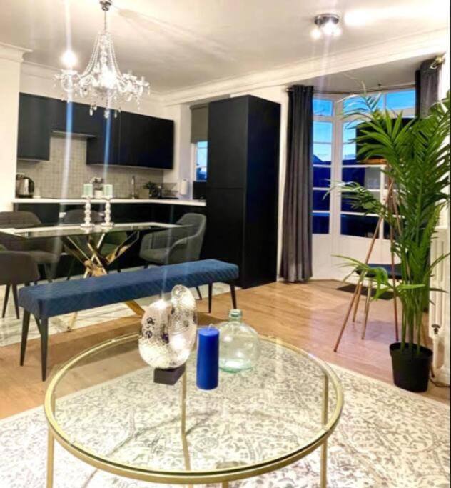 Luxury 3 Bedroom 3 And A Half Bathroom Flat In Swiss Leilighet London