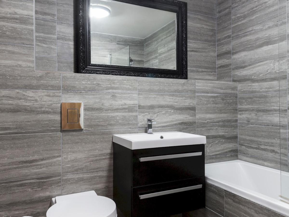 Pass The Keys Trendy In Location Apartment London