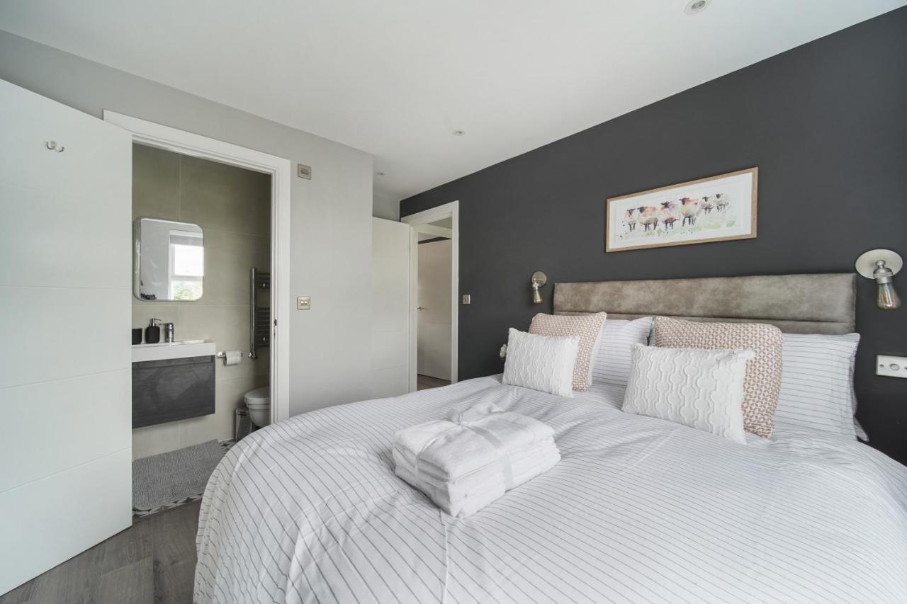 Stunning 3 Bed 3 Bath Townhouse * London