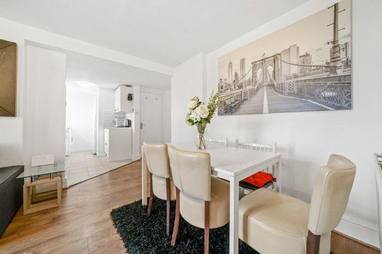 Canning Town Modern 2 Bedroom Excel Centre, Canary Wharf, Airport Lägenhet *
