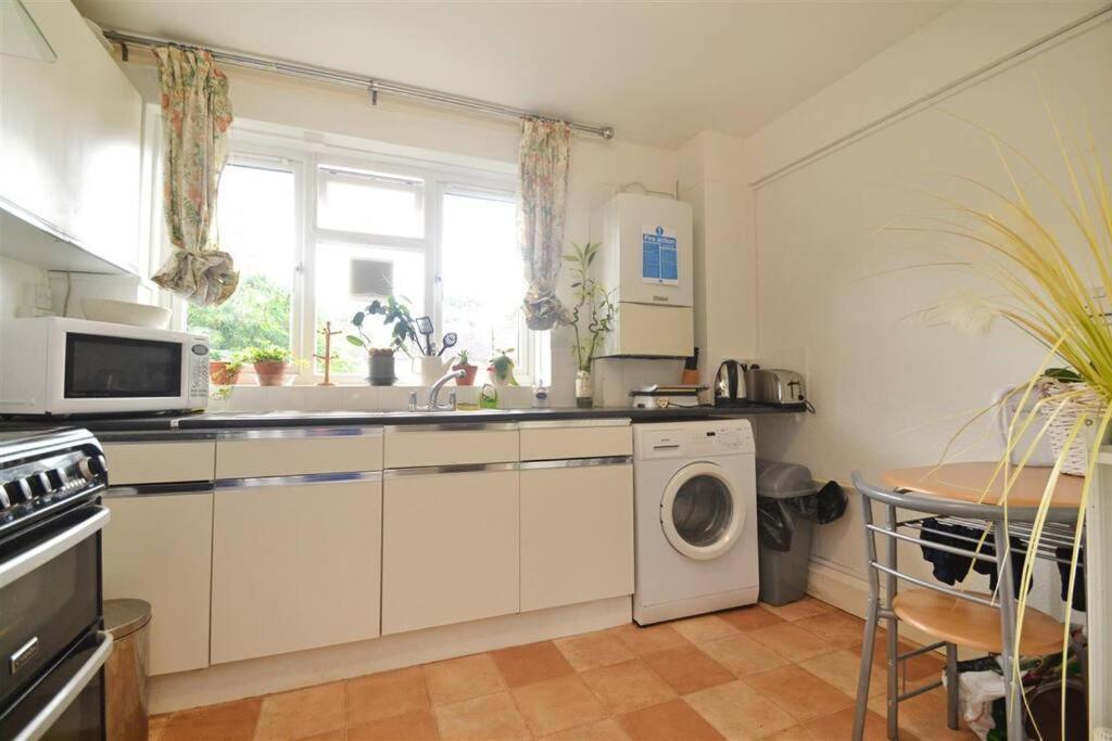 Lovely One Bed To Rent Lägenhet London