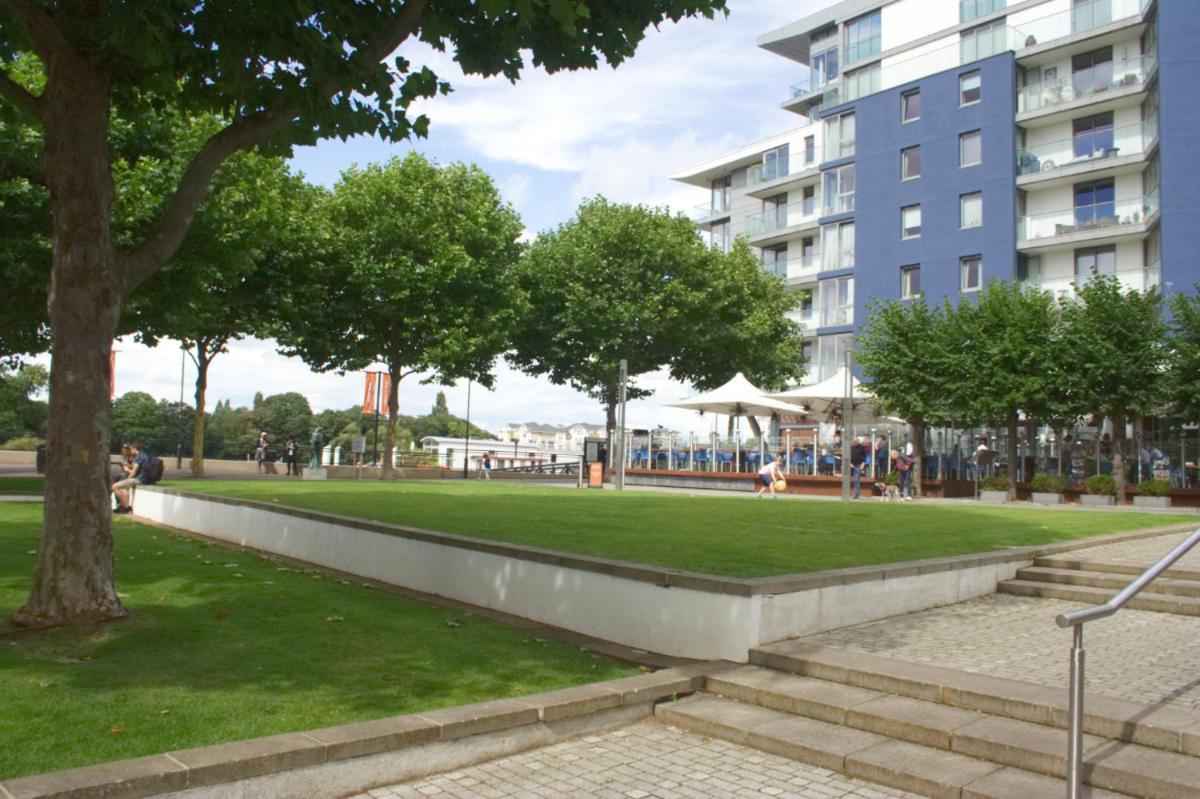 Modern Flat By River Thames And Park In Putney London