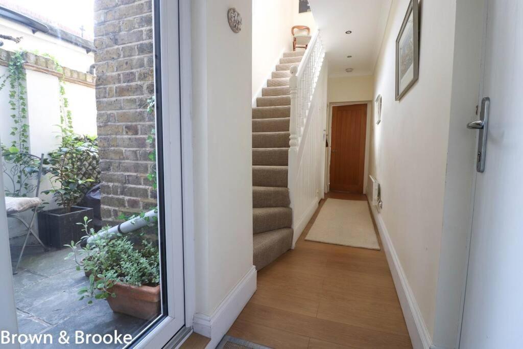 Stylish & Spacious 3 Bed Victorian House Sleeps Up To 7 - Near O2, Museums, Excel, Mazehill Station 12 Mins Direct Into Bridge Londres