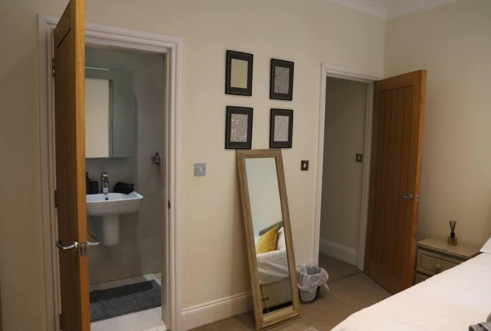 Stylish & Spacious 3 Bed Victorian House Sleeps Up To 7 - Near O2, Museums, Excel, Mazehill Station 12 Mins Direct Into Bridge Hébergement de vacances