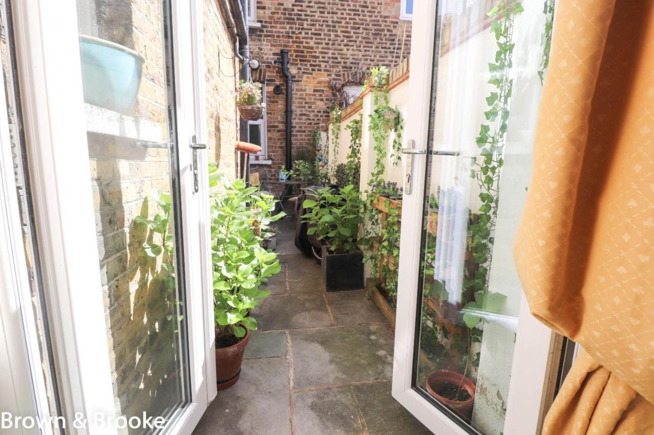 Stylish & Spacious 3 Bed Victorian House Sleeps Up To 7 - Near O2, Museums, Excel, Mazehill Station 12 Mins Direct Into Bridge Londen