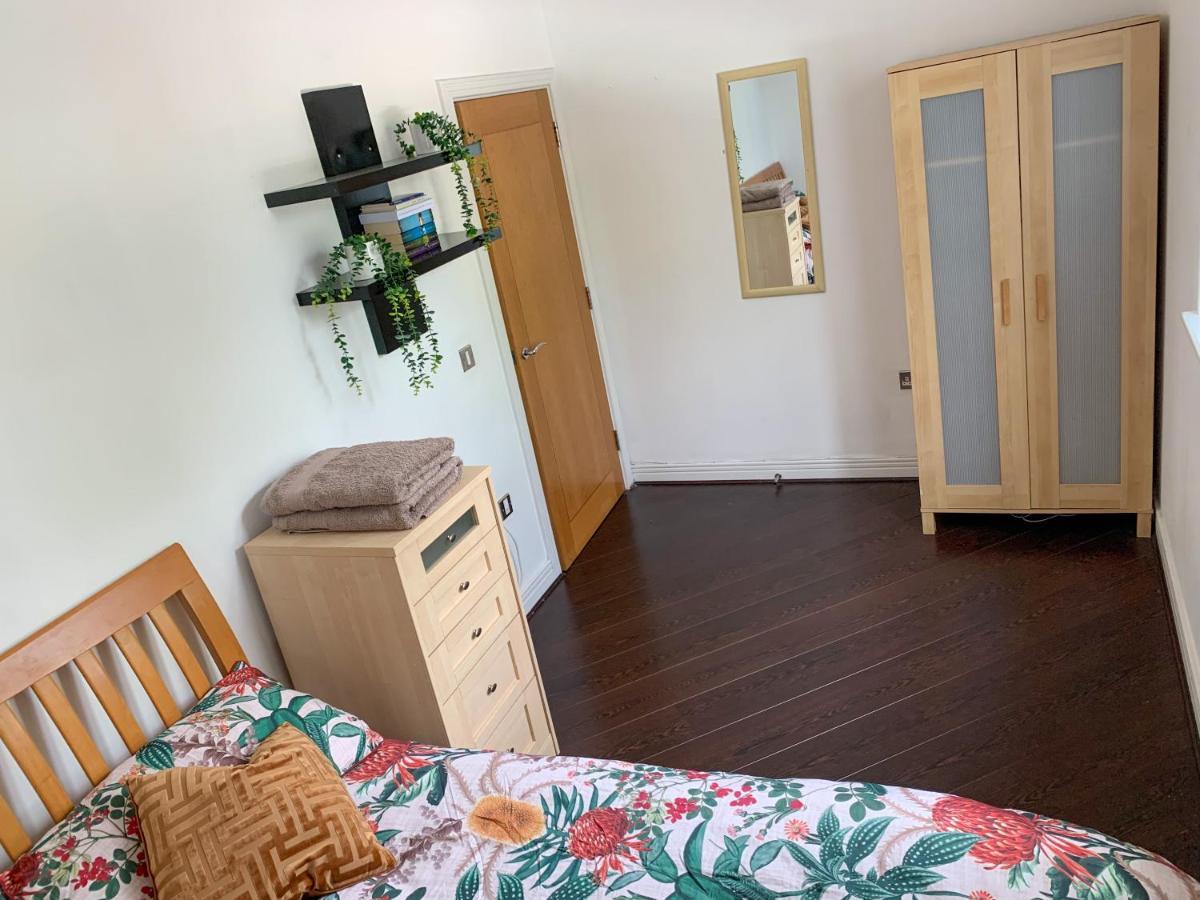 In Stratford With Private Bathroom And Parking Rum i privatbostad