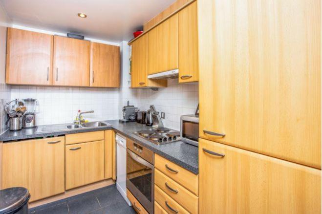In Stratford With Private Bathroom And Parking London