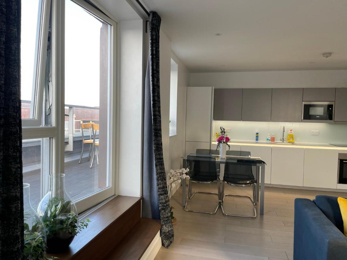 Modern & Spacious Penthouse In North Leilighet