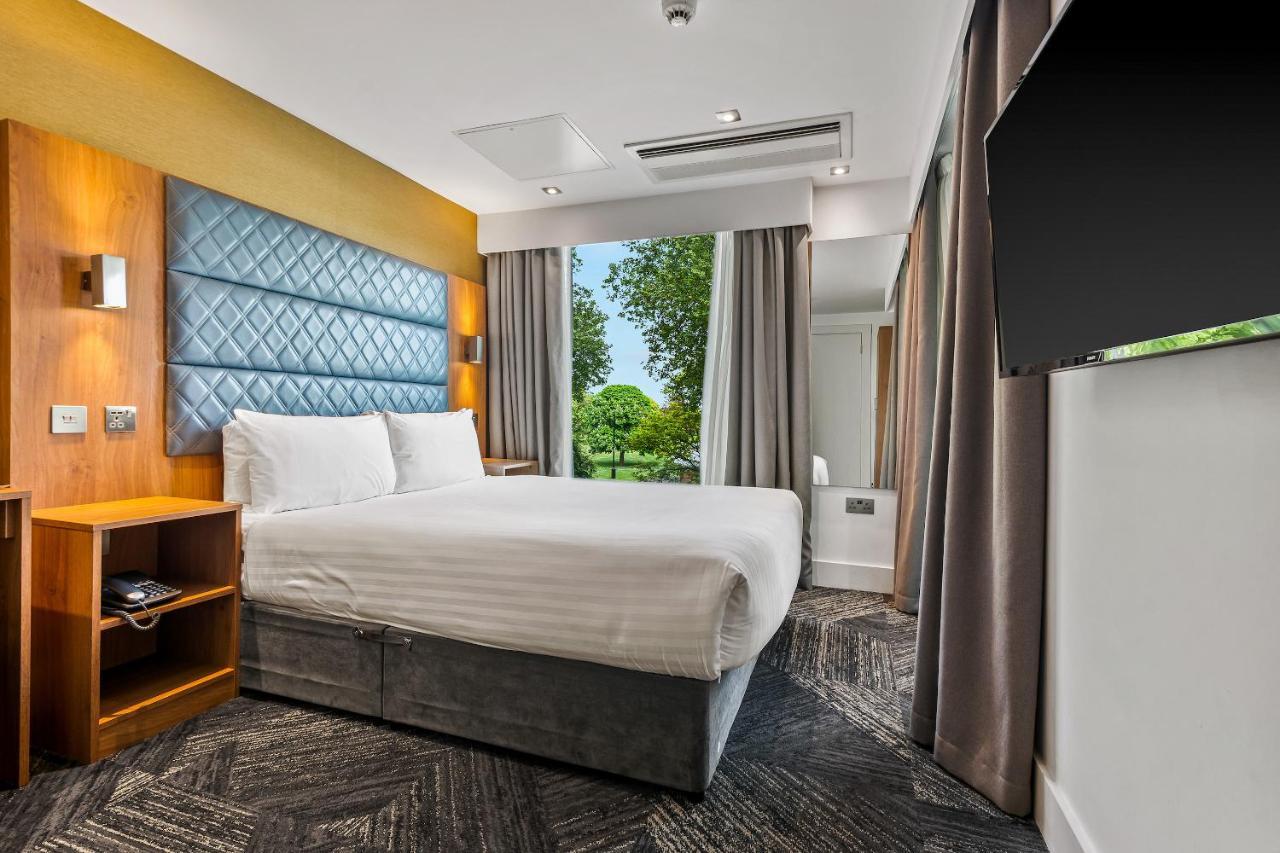Roomzzz Stratford Aparthotel
