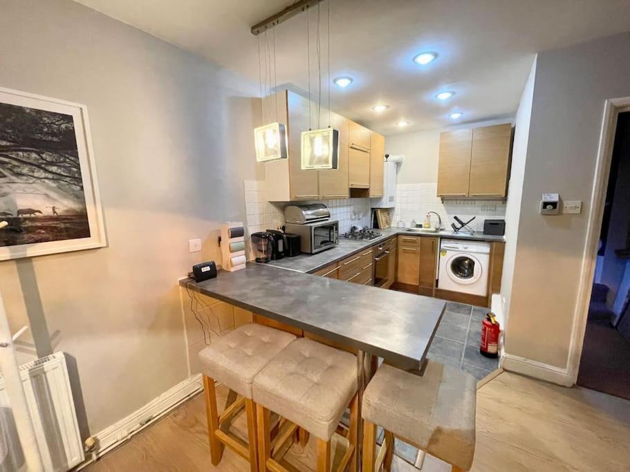 *new* Beautiful 2 Bedroom House In Location Leilighet London