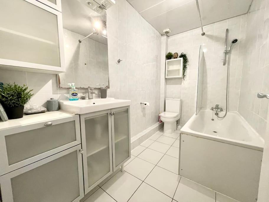 *new* Beautiful 2 Bedroom House In Location Leilighet
